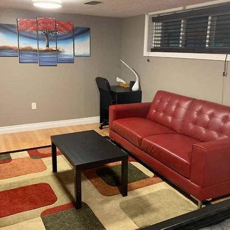 Апартаменты Private Bsmt With Sep. Entrance And Free Parking Торонто Экстерьер фото