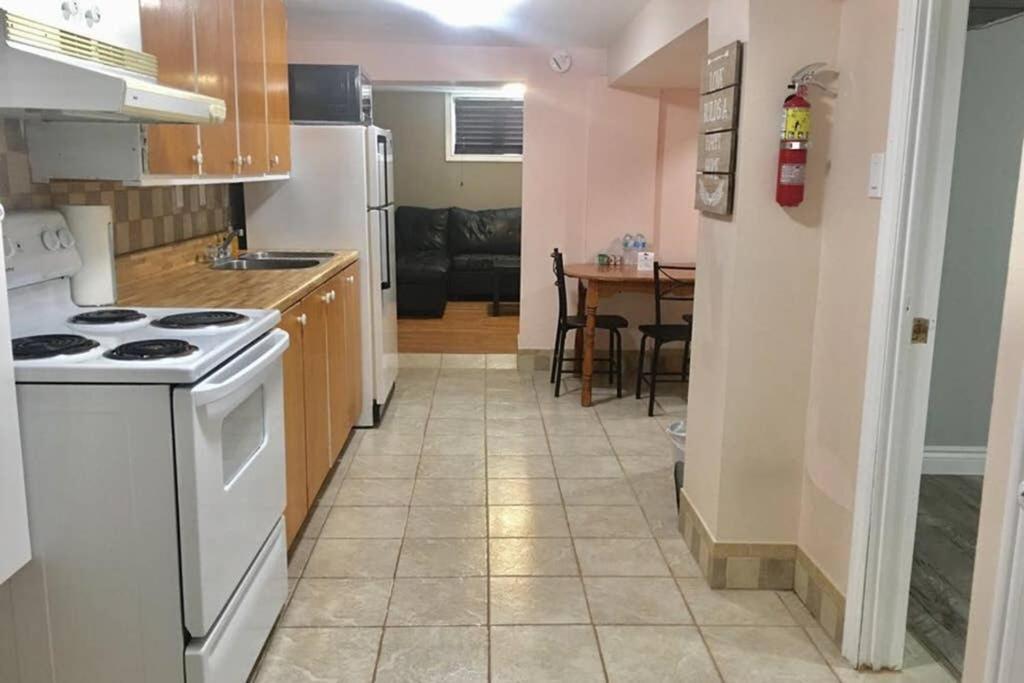 Апартаменты Private Bsmt With Sep. Entrance And Free Parking Торонто Экстерьер фото