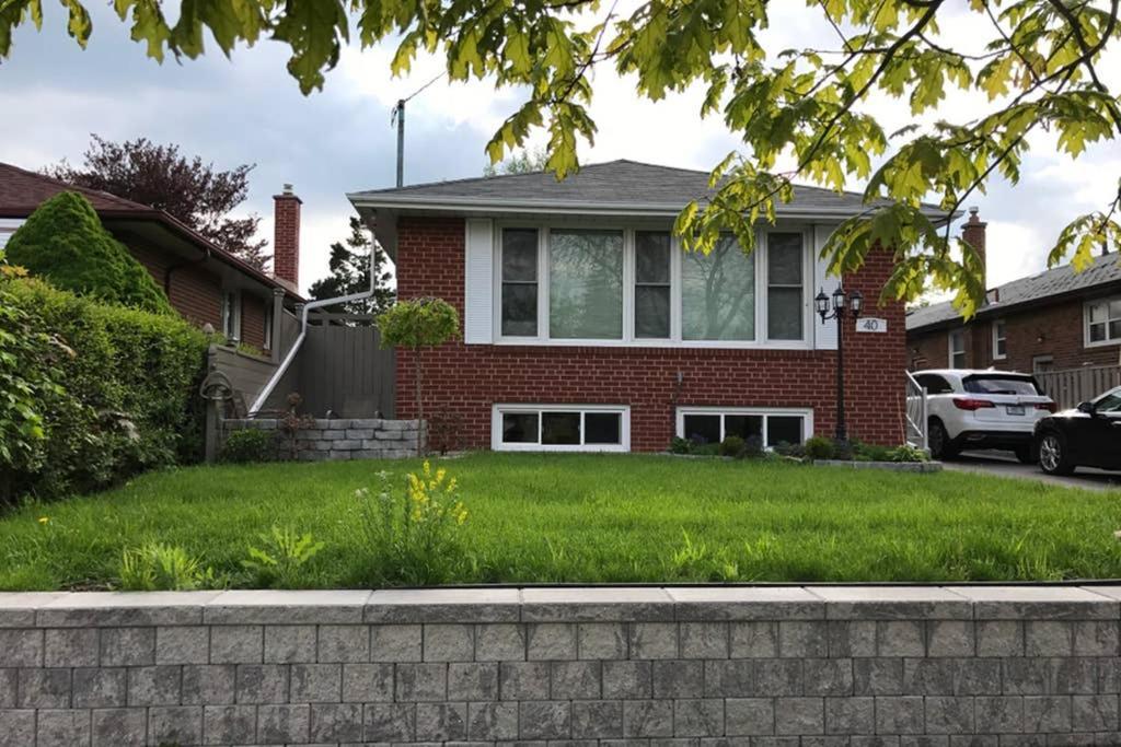 Апартаменты Private Bsmt With Sep. Entrance And Free Parking Торонто Экстерьер фото