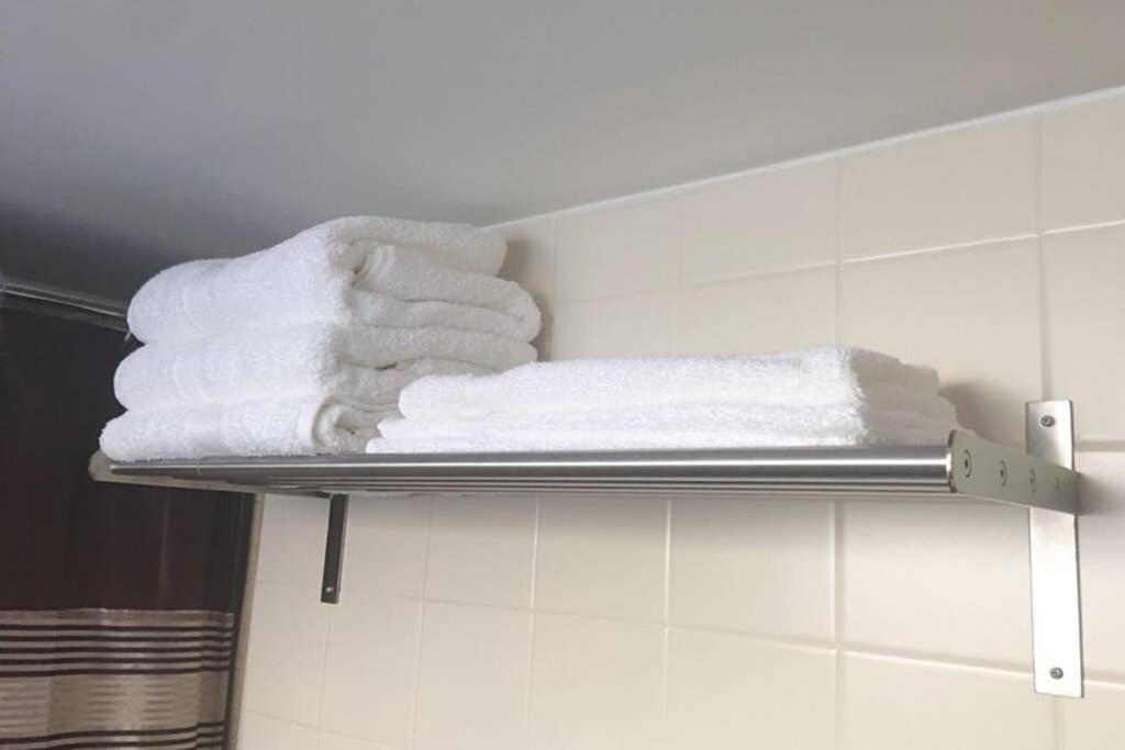 Апартаменты Private Bsmt With Sep. Entrance And Free Parking Торонто Экстерьер фото