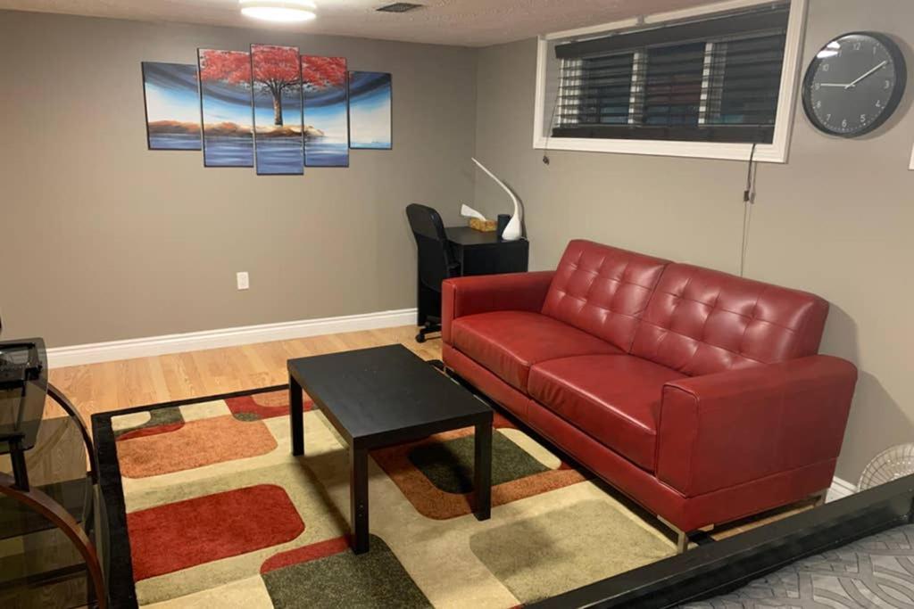 Апартаменты Private Bsmt With Sep. Entrance And Free Parking Торонто Экстерьер фото