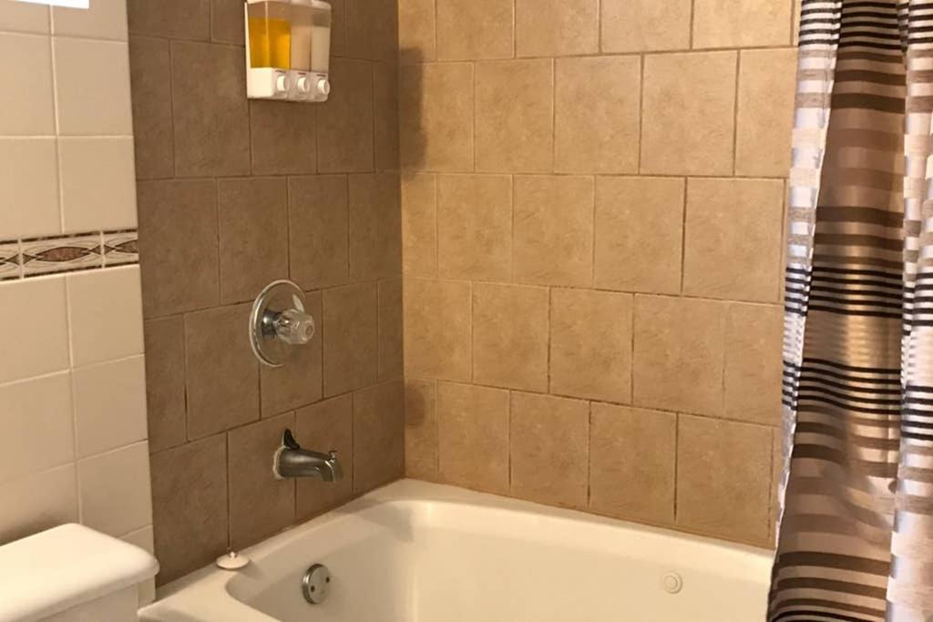 Апартаменты Private Bsmt With Sep. Entrance And Free Parking Торонто Экстерьер фото