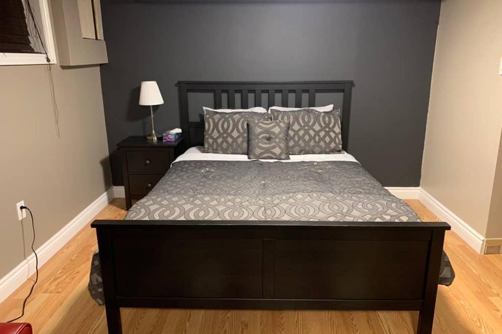 Апартаменты Private Bsmt With Sep. Entrance And Free Parking Торонто Экстерьер фото