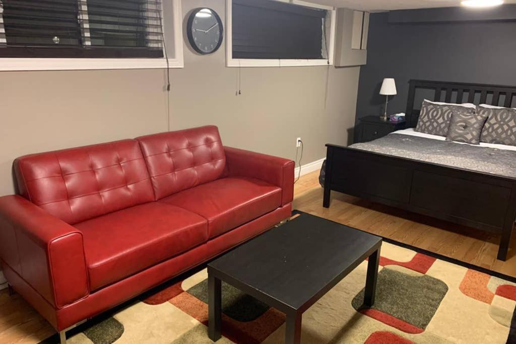 Апартаменты Private Bsmt With Sep. Entrance And Free Parking Торонто Экстерьер фото