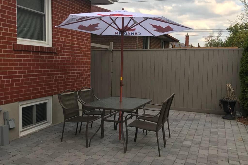 Апартаменты Private Bsmt With Sep. Entrance And Free Parking Торонто Экстерьер фото